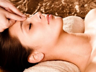 kỹ thuật gội đầu massage mặt