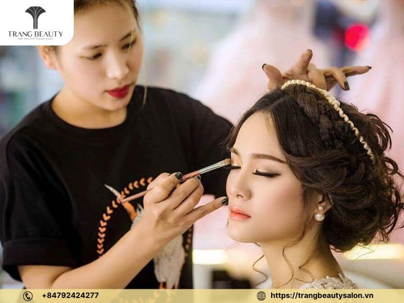 Một makeup artist còn cần đến các kỹ năng mềm